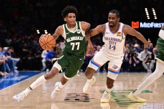 米德尔顿27分雄鹿险胜绿军 - 实时动态分类下的文章配图