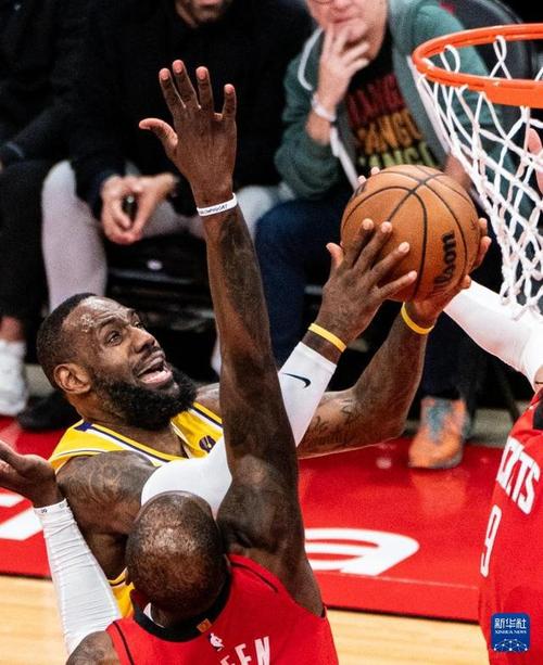 火箭队对阵湖人的比赛