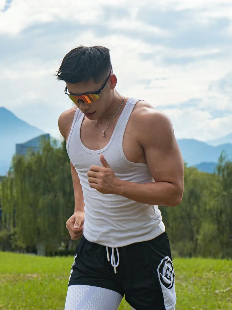 橄榄球运动员怎么训练肌肉