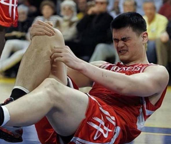 姚明怎么受伤了