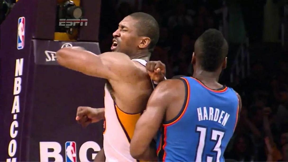 哈登肘击阿泰是哪一场