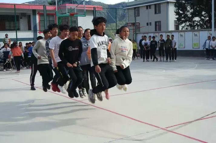 田径运动会2为什么进去是黑色的