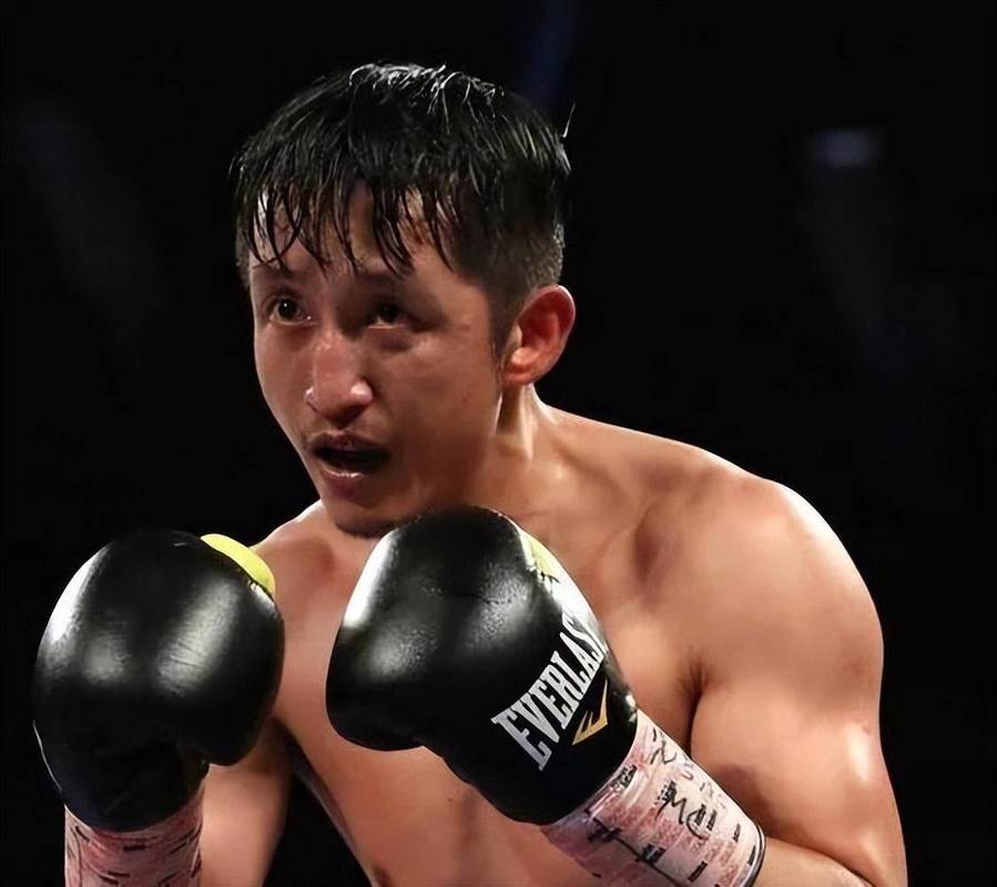 职业拳击运动员争夺世界拳王必须多少岁?