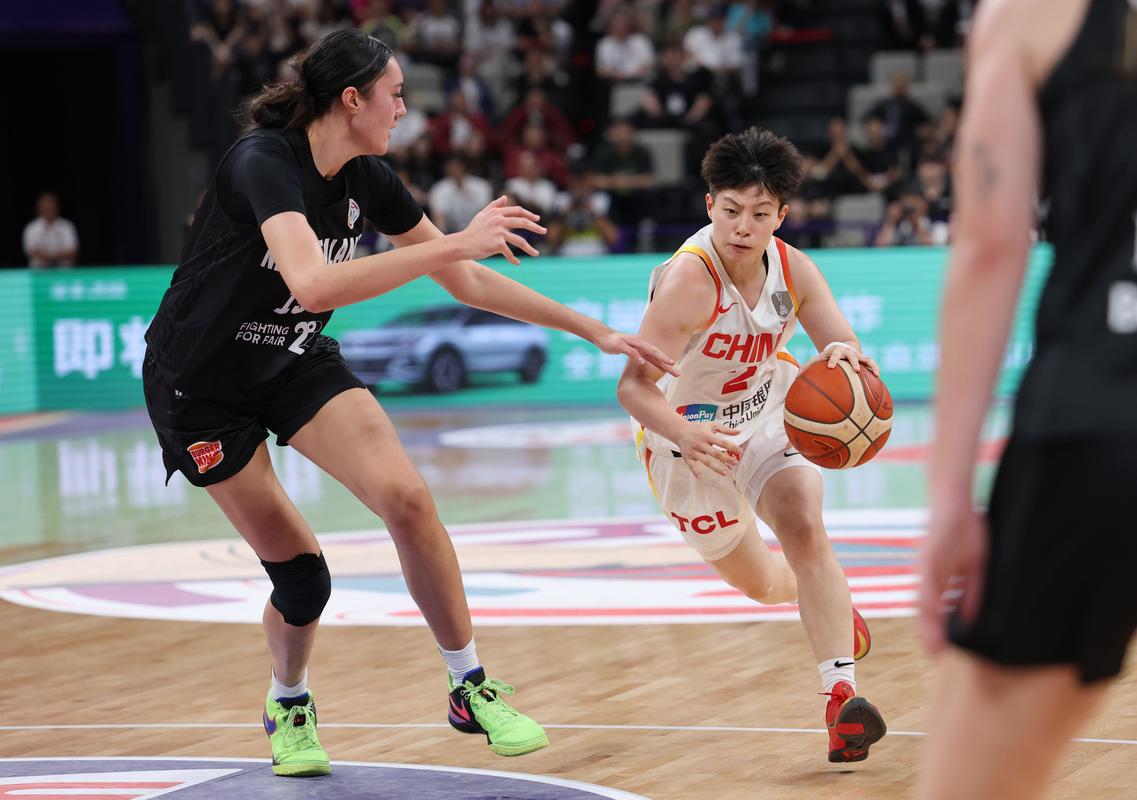 女篮比赛用球和男篮一样吗