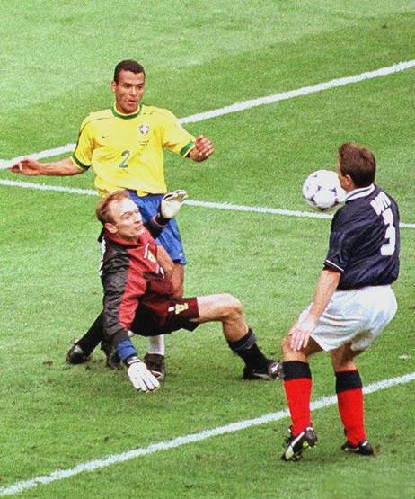 2014年世界杯第一个乌龙球