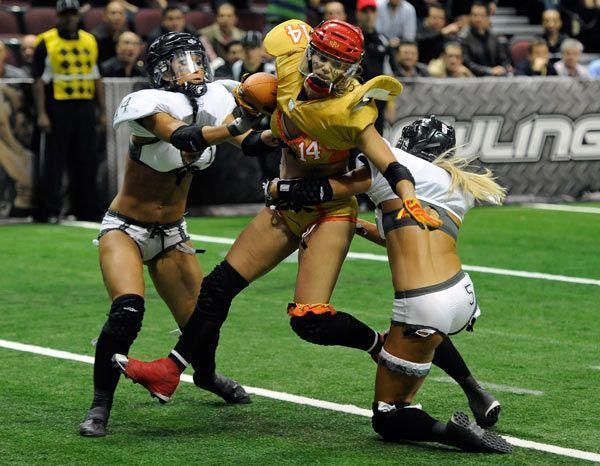 为什么美国女子橄榄球比赛穿得这么少