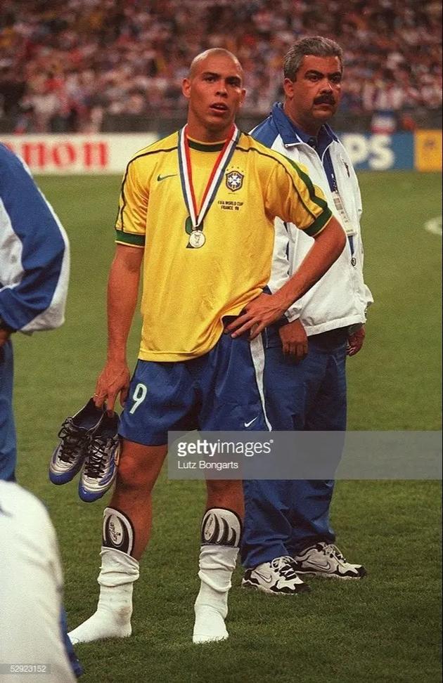 98年世界杯，巴西夺冠，那一抹橙黄，永远镌刻在历史长河中！